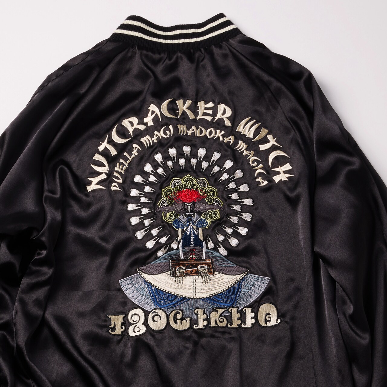 魔法少女まどか☆マギカ」作品のモチーフを刺繍であしらった本格派