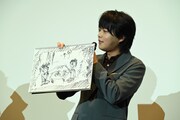 好きなシーンのイラストを披露する堀江瞬。