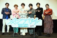 左からマユリカ・阪本、中谷、安田現象監督、堀江瞬、増田俊樹、雨宮天。安田現象監督が埼玉県民であることから、“埼玉ポーズ”をキメる一同。