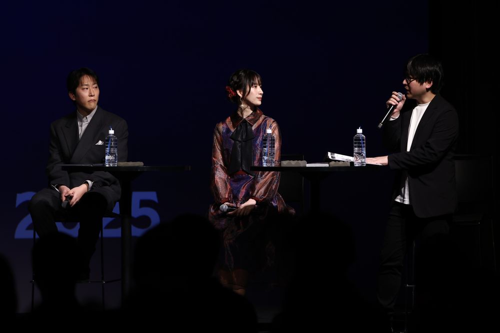 左からほりうちゆうや監督、小清水亜美、村上貴志プロデューサー。