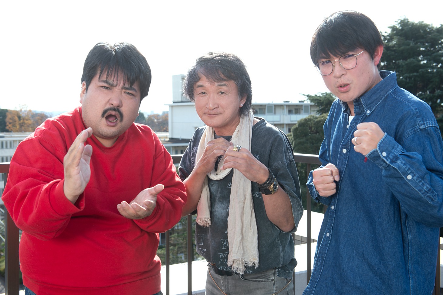 板垣恵介（中央）と空気階段。