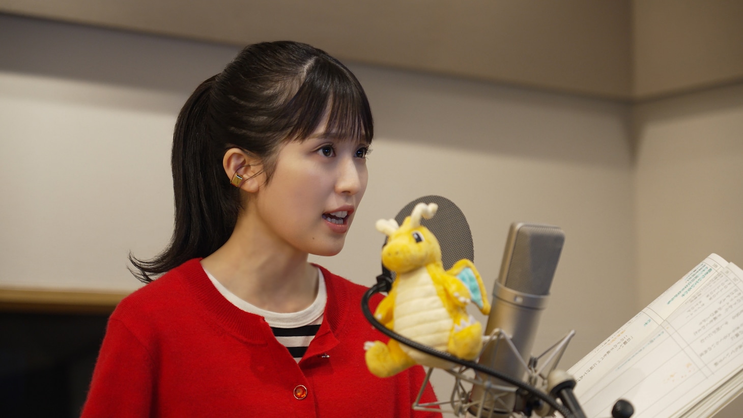 アフレコ中の福本莉子。