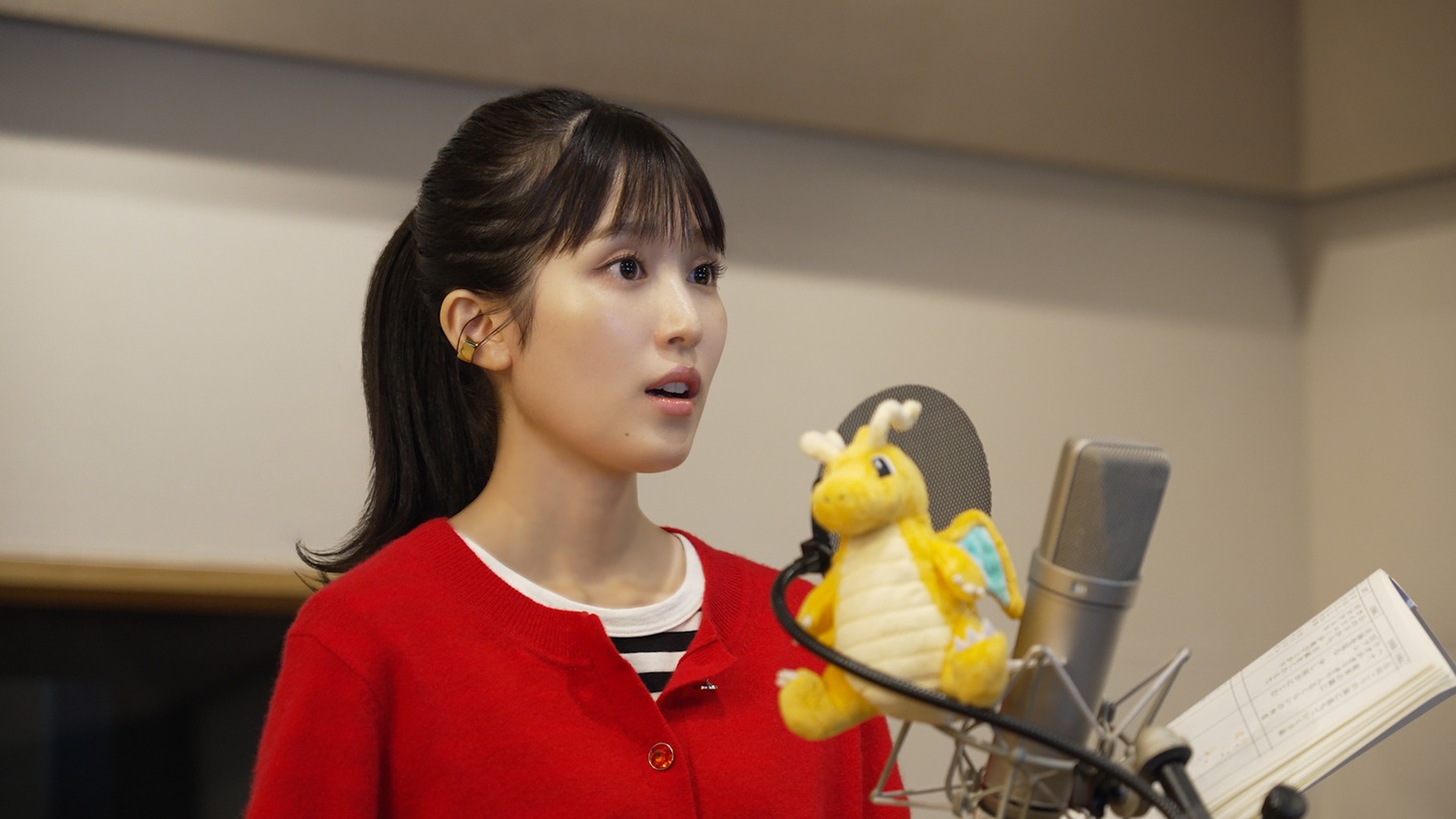 アフレコ中の福本莉子。