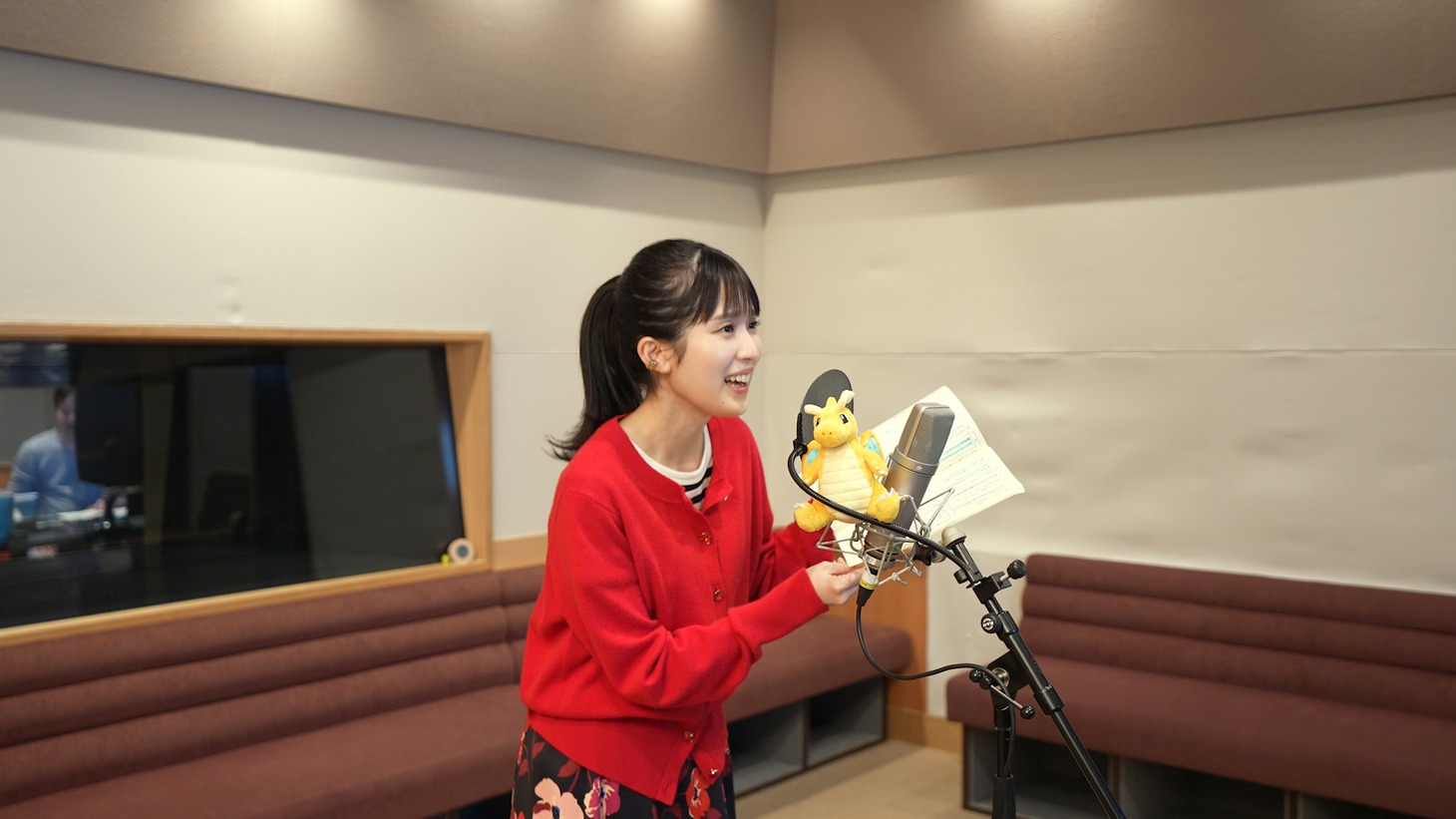アフレコ中の福本莉子。