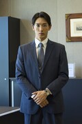 近藤頌利演じる秋山健吾。バードレフト社長・駿の秘書。駿が10代の頃から駿のことを知っている。