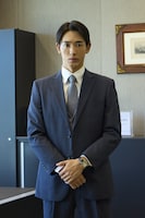 近藤頌利演じる秋山健吾。バードレフト社長・駿の秘書。駿が10代の頃から駿のことを知っている。