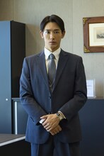近藤頌利演じる秋山健吾。バードレフト社長・駿の秘書。駿が10代の頃から駿のことを知っている。