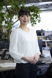 冨手麻妙演じる真島佳苗。舞香のバードレフトの先輩。話好きな性格。
