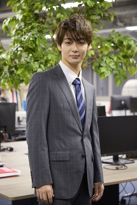 OCTPATH・太田駿静演じる的場成光。バードレフト・営業部のエース社員。舞香と交際中だが、同僚の林田麗奈と浮気をしている。