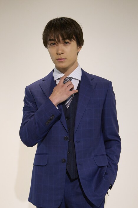 BALLISTIK BOYZ・砂田将宏演じる加藤優吾。駿が社長を務め、舞香が勤務するバードレフトの大阪支社で働く。あるきっかけで舞香と仕事を一緒にするようになり、舞香と関係を深めるが、実はある思惑があった。やがて彼の抱える秘密が、駿と舞香を思わぬ展開に巻き込んでいく。