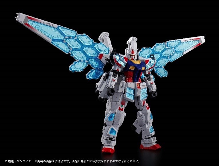 限定ガンプラ付きJALダイナミックパッケージにセットとして付属する「EXPO2025 1/144 RX-78F00/E ガンダム （EX-001 グラスフェザー装備）[JAL スペシャルパッケージVer.]」。