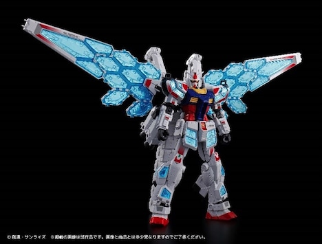 限定ガンプラ付きJALダイナミックパッケージにセットとして付属する「EXPO2025 1/144 RX-78F00/E ガンダム （EX-001 グラスフェザー装備）[JAL スペシャルパッケージVer.]」。