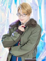 磯貝龍乎扮するアメリカ。