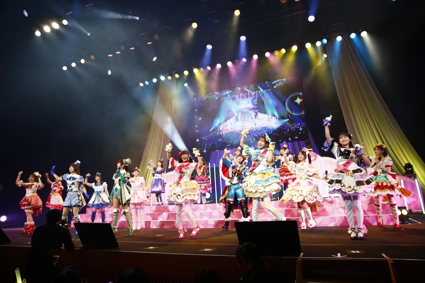 「プリパラ 10th Anniversary Thank you♡Music Live」より、全出演者での「Make it!」の歌唱シーン。
