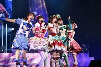 左からドロシー・ウェスト役の澁谷梓希、真中らぁら役の茜屋日海夏、緑風ふわり役の佐藤あずさ、東堂シオン役の山北早紀、レオナ・ウェスト役の若井友希。