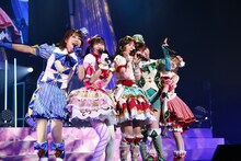 左からドロシー・ウェスト役の澁谷梓希、真中らぁら役の茜屋日海夏、緑風ふわり役の佐藤あずさ、東堂シオン役の山北早紀、レオナ・ウェスト役の若井友希。