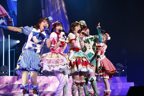 左からドロシー・ウェスト役の澁谷梓希、真中らぁら役の茜屋日海夏、緑風ふわり役の佐藤あずさ、東堂シオン役の山北早紀、レオナ・ウェスト役の若井友希。