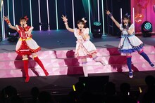 NonSugar。左から太陽ペッパー役の山下七海、真中のん役の田中美海、月川ちり役の大森日雅。