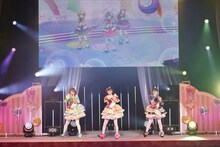 SoLaMi♡SMILE。左から南みれぃ役の芹澤優、真中らぁら役の茜屋日海夏、北条そふぃ役の久保田未夢。