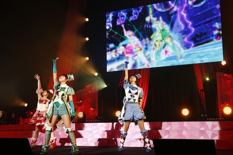 DressingPafé。左からレオナ・ウェスト役の若井友希、東堂シオン役の山北早紀、ドロシー・ウェスト役の澁谷梓希。