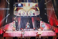 セレパラ歌劇団。左から東堂シオン役の山北早紀、北条そふぃ役の久保田未夢、紫京院ひびき役の斎賀みつき、ファルル役の赤崎千夏、白玉みかん役の渡部優衣。