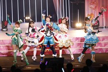 セレパラ歌劇団。左から東堂シオン役の山北早紀、北条そふぃ役の久保田未夢、紫京院ひびき役の斎賀みつき、ファルル役の赤崎千夏、白玉みかん役の渡部優衣。