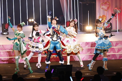 セレパラ歌劇団。左から東堂シオン役の山北早紀、北条そふぃ役の久保田未夢、紫京院ひびき役の斎賀みつき、ファルル役の赤崎千夏、白玉みかん役の渡部優衣。