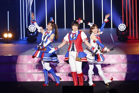 Tricolore。左からファルル役の赤崎千夏、紫京院ひびき役の斎賀みつき、緑風ふわり役の佐藤あずさ。