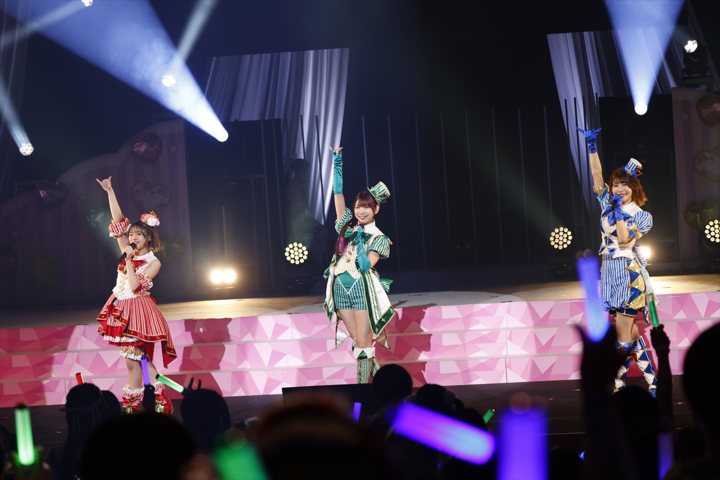 DressingPafé。左からレオナ・ウェスト役の若井友希、東堂シオン役の山北早紀、ドロシー・ウェスト役の澁谷梓希。