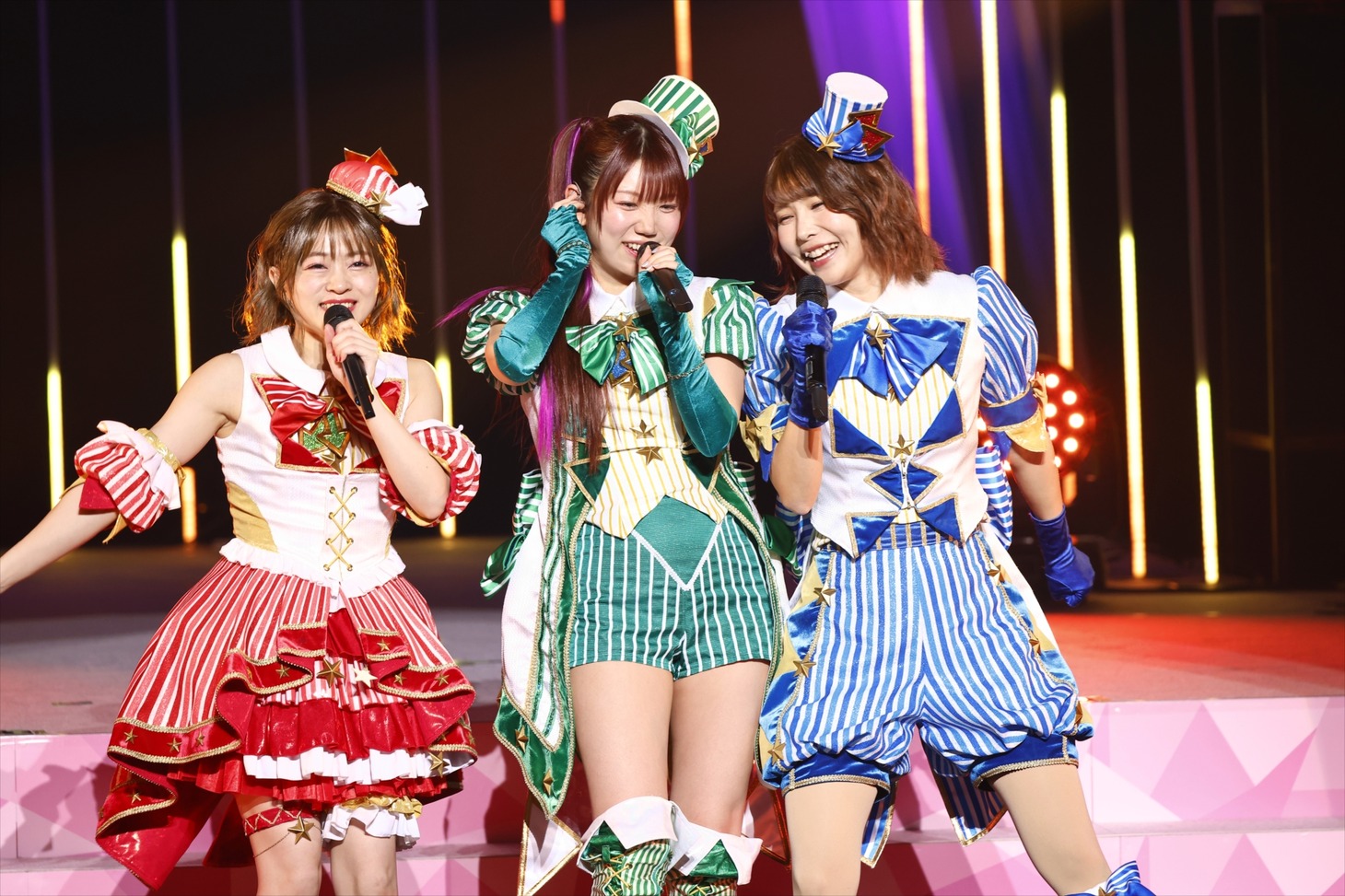 DressingPafé。左からレオナ・ウェスト役の若井友希、東堂シオン役の山北早紀、ドロシー・ウェスト役の澁谷梓希。