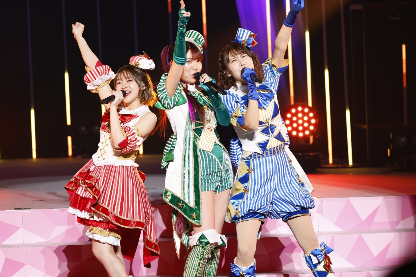 DressingPafé。左からレオナ・ウェスト役の若井友希、東堂シオン役の山北早紀、ドロシー・ウェスト役の澁谷梓希。