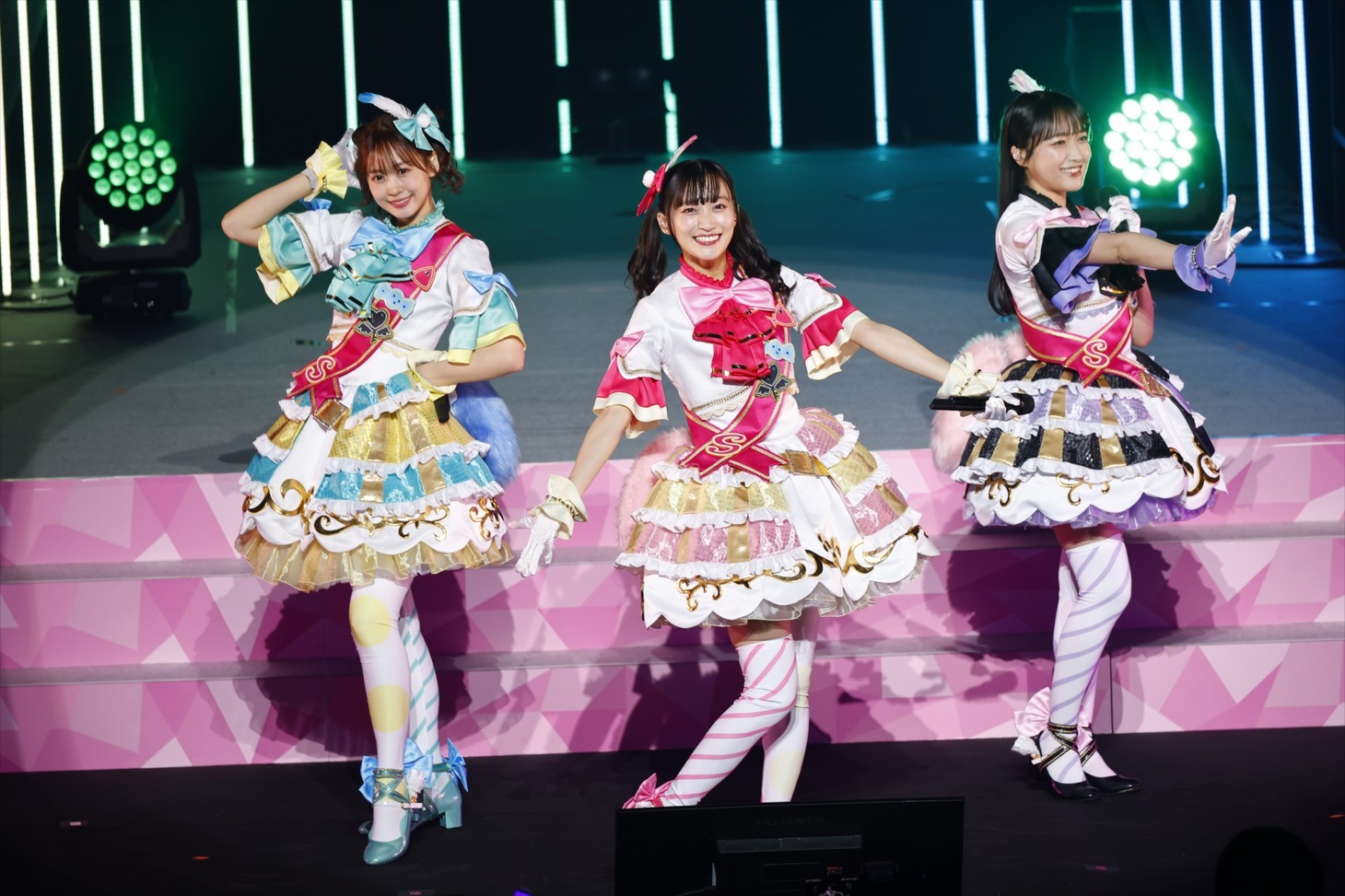 SoLaMi♡SMILE。左から南みれぃ役の芹澤優、真中らぁら役の茜屋日海夏、北条そふぃ役の久保田未夢。