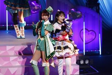 左から東堂シオン役の山北早紀、北条そふぃ役の久保田未夢。