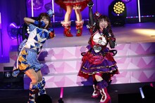 左からドロシー・ウェスト役の澁谷梓希、黒須あろま役の牧野由依。