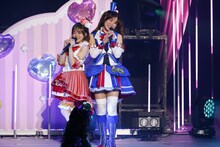 左からレオナ・ウェスト役の若井友希、ファルル役の赤崎千夏。