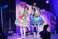 左から南みれぃ役の芹澤優、白玉みかん役の渡部優衣。