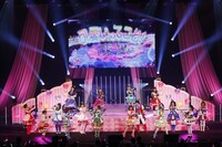 全出演者での「ぷりぱら☆ララン」の歌唱シーン。