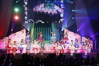 全出演者での「レインボウ・メロディー♪」の歌唱シーン。