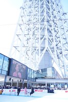 東京スカイツリーを見上げるイベント出席者たち。