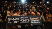 「銀魂オンシアター2D 真選組動乱篇」舞台挨拶の様子。左から鈴村健一、千葉進歩、真殿光昭、中井和哉、太田哲治。観客は“トッシーポーズ”で撮影。