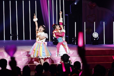 左から真中のん役の田中美海、真中らぁら役の茜屋日海夏。