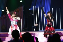 左から真中らぁら役の茜屋日海夏、ガァルル役の真田アサミ。