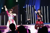 左から真中らぁら役の茜屋日海夏、ガァルル役の真田アサミ。