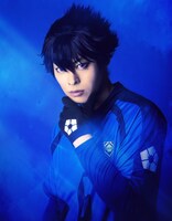 宇野結也扮する烏旅人。