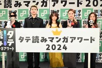 国内作品部門、海外作品部門、完結済み部門の授賞者とゲスト審査員。左からつるこ。、SHUNTO、伊織もえ、高ウンビ氏、吉田奈穂氏。
