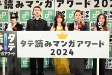 国内作品部門、海外作品部門、完結済み部門の授賞者とゲスト審査員。左からつるこ。、SHUNTO、伊織もえ、高ウンビ氏、吉田奈穂氏。