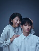 左から松下由樹扮する吉川恵子、野村康太扮する森山拓人。