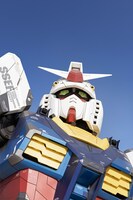 屋外に展示予定の実物大ガンダム像。