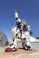 屋外に展示予定の実物大ガンダム像。