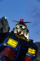 屋外に展示予定の実物大ガンダム像。